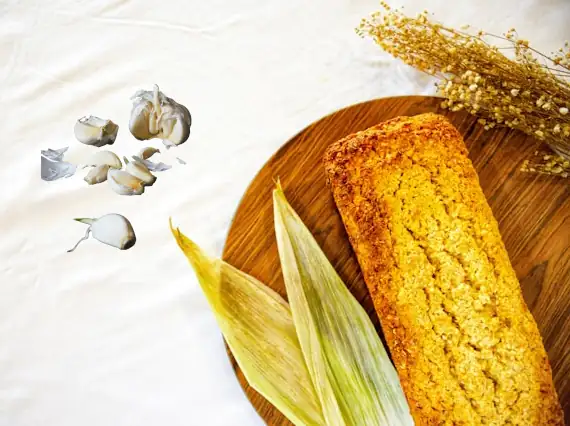 Pane di mais fatto in casa con aglio e cipollotti, uno spuntino salato e aromatico preparato con ingredienti naturali.